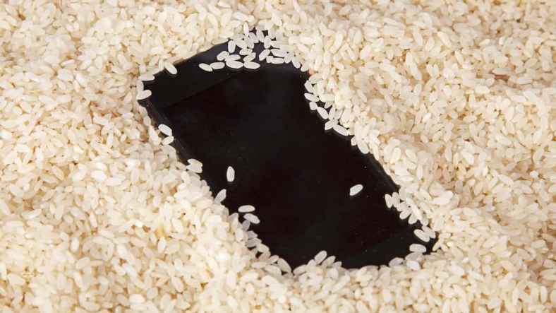 Suya Düşen Telefona Pirinç